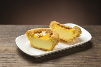 一盘蛋挞摆放在桌面上特写