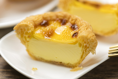 一盘蛋挞摆放在桌面上特写