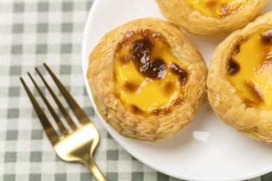 一盘蛋挞摆放在桌面上特写