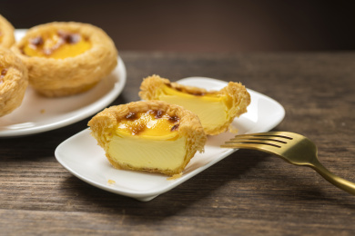 一盘蛋挞摆放在桌面上特写