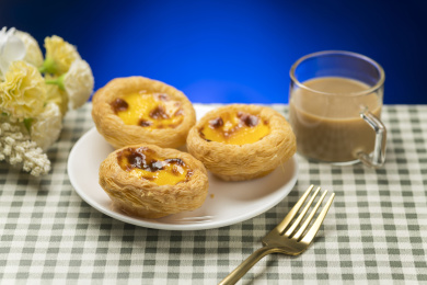 一盘蛋挞摆放在桌面上特写