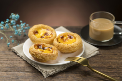 一盘蛋挞摆放在桌面上特写