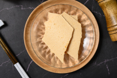 桌面上的盘子里的美味可口的烤奶皮