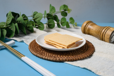 桌面上的盘子里的美味可口的烤奶皮