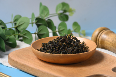 桌面上的盘子里的干爽的赶黄草茶