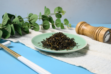 桌面上的盘子里的干爽的赶黄草茶