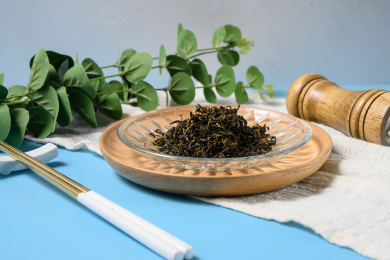 桌面上的盘子里的干爽的赶黄草茶
