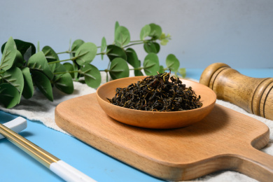 桌面上的盘子里的干爽的赶黄草茶