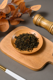 桌面上的盘子里的干爽的赶黄草茶