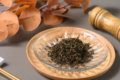 桌面上的盘子里的干爽的赶黄草茶