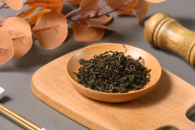 桌面上的盘子里的干爽的赶黄草茶