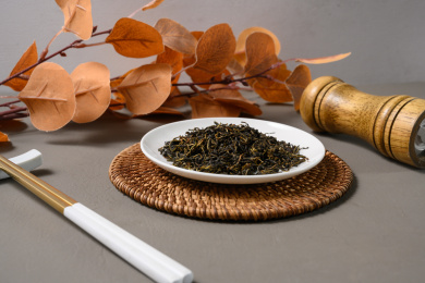 桌面上的盘子里的干爽的赶黄草茶