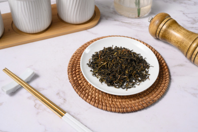 桌面上的盘子里的干爽的赶黄草茶