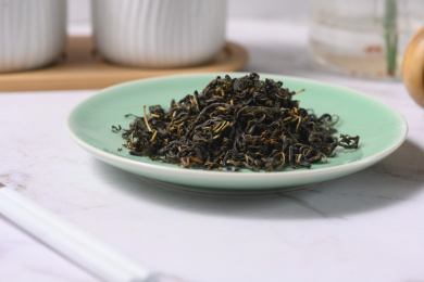桌面上的盘子里的干爽的赶黄草茶
