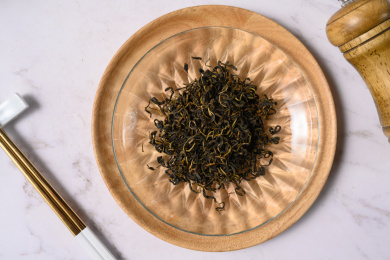 桌面上的盘子里的干爽的赶黄草茶