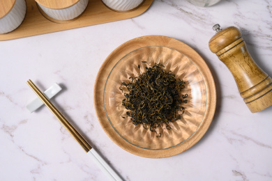 桌面上的盘子里的干爽的赶黄草茶