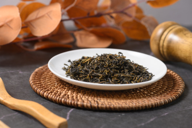 桌面上的盘子里的干爽的赶黄草茶