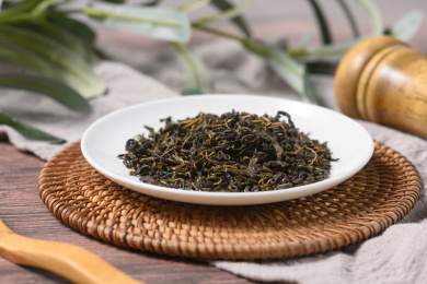 桌面上的盘子里的干爽的赶黄草茶