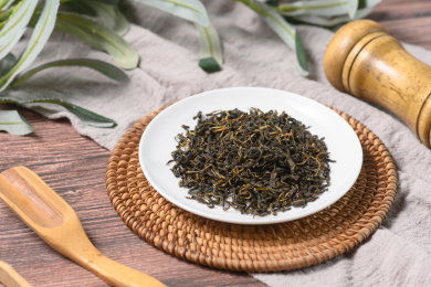 桌面上的盘子里的干爽的赶黄草茶