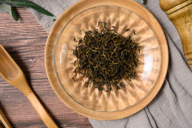 桌面上的盘子里的干爽的赶黄草茶