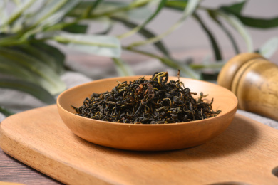 桌面上的盘子里的干爽的赶黄草茶