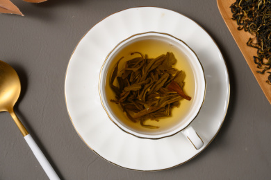 桌面上的杯子里的甘甜可口的赶黄草茶