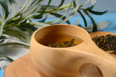 桌面上的杯子里的甘甜可口的赶黄草茶