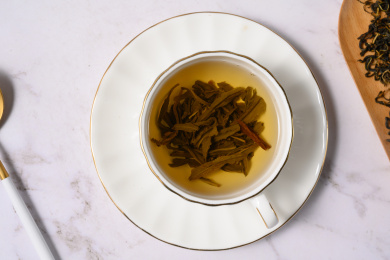 桌面上的杯子里的甘甜可口的赶黄草茶