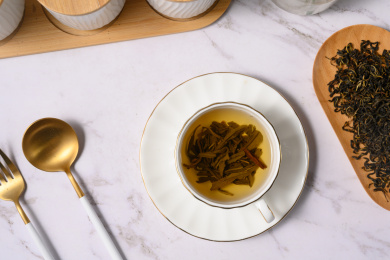 桌面上的杯子里的甘甜可口的赶黄草茶