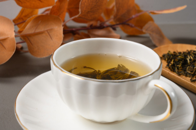 桌面上的杯子里的甘甜可口的赶黄草茶