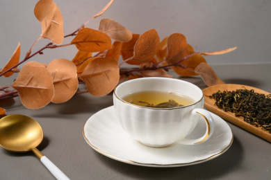 桌面上的杯子里的甘甜可口的赶黄草茶
