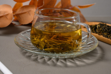 桌面上的杯子里的甘甜可口的赶黄草茶