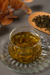 桌面上的杯子里的甘甜可口的赶黄草茶
