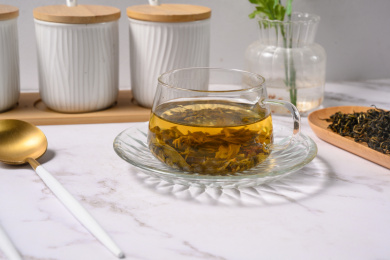 桌面上的杯子里的甘甜可口的赶黄草茶