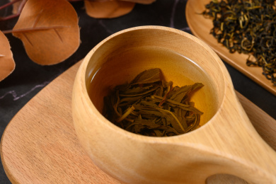 桌面上的杯子里的甘甜可口的赶黄草茶
