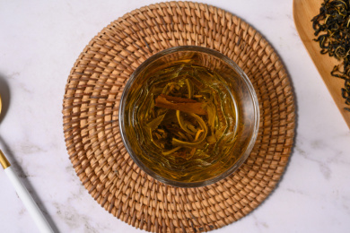 桌面上的杯子里的甘甜可口的赶黄草茶