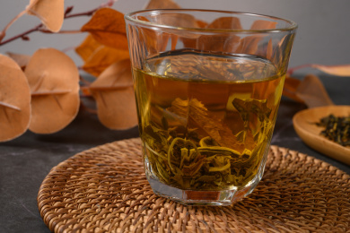 桌面上的杯子里的甘甜可口的赶黄草茶