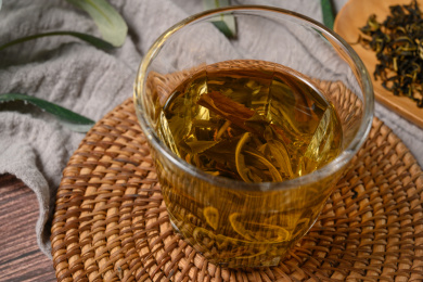 桌面上的杯子里的甘甜可口的赶黄草茶