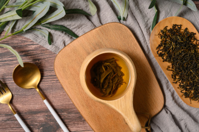 桌面上的杯子里的甘甜可口的赶黄草茶