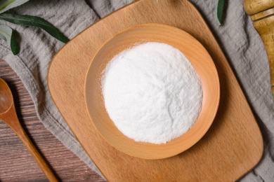 桌面上的盘子里的雪白的白凉粉粉