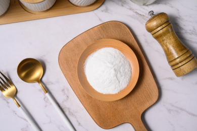 桌面上的盘子里的雪白的白凉粉粉