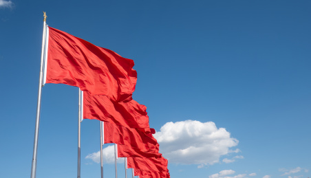 多面迎风飘扬的红旗