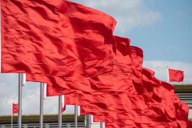 多面迎风飘扬的红旗