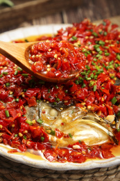 深底上的剁椒鱼头