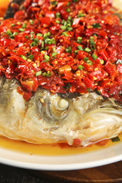 深底上的剁椒鱼头