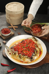 深底上的剁椒鱼头