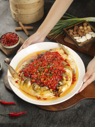 深底上的剁椒鱼头