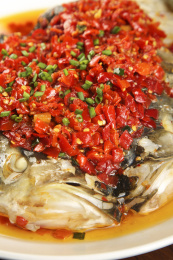 深底上的剁椒鱼头