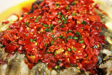 深底上的剁椒鱼头