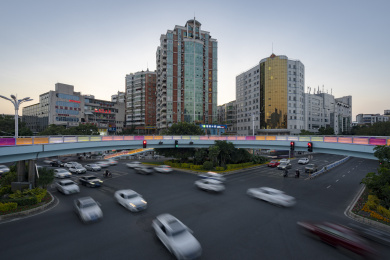 福建龙岩街心天桥建筑与车流